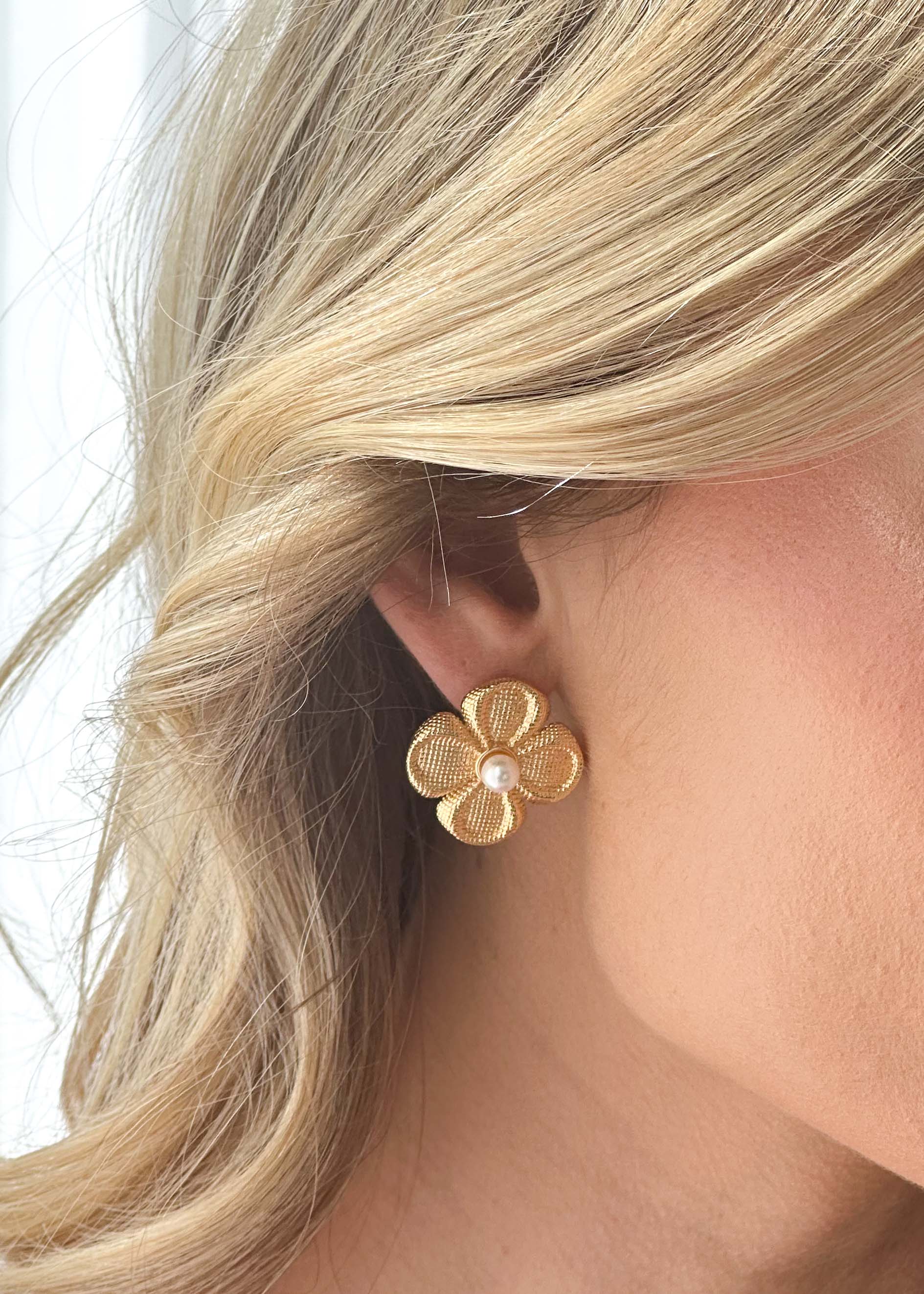 Tahani Flower Earrings - Gold