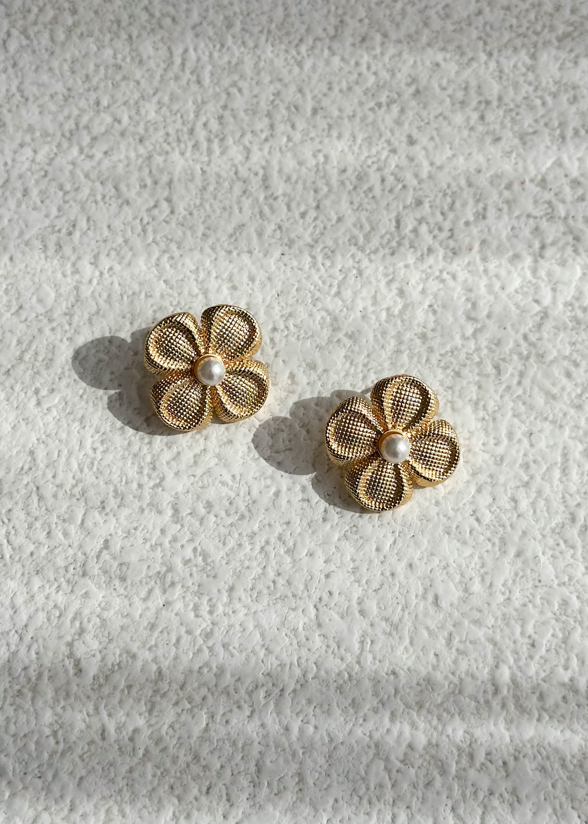 Tahani Flower Earrings - Gold