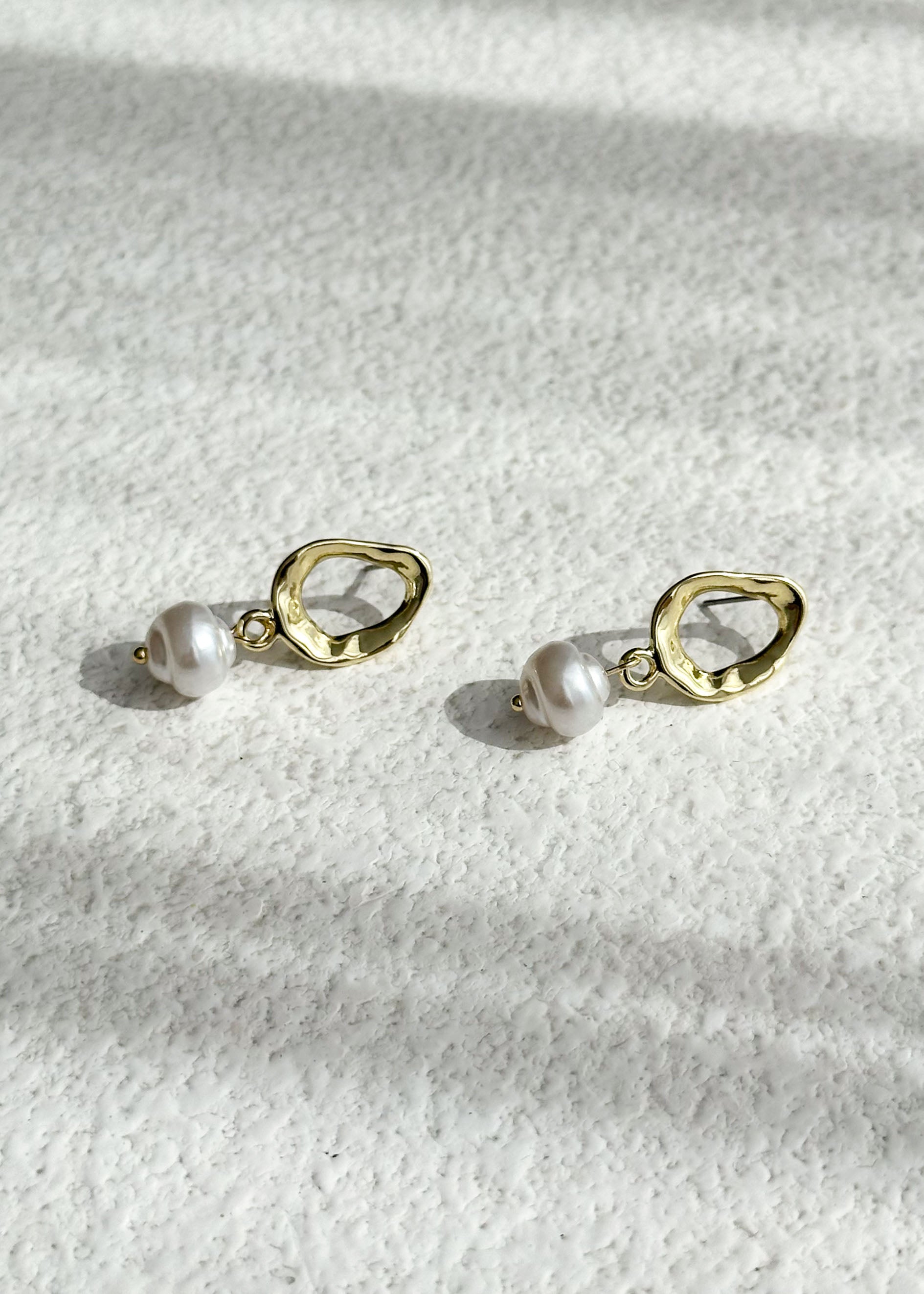 Yelina Pearl Earrings - Gold