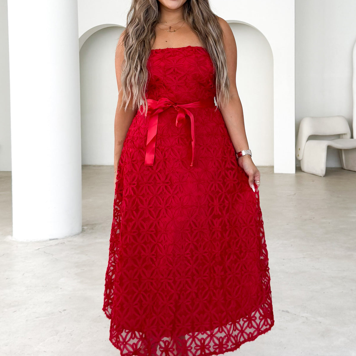 STRAPLESS STRAPLESS LACE MIDI DRESS IN RED